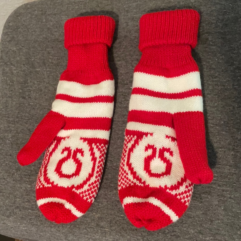 Limited edition Lululemon Mittens Mittens